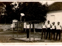 Cvičenci na dvoře u Zajíčků. Na bradlech je Procházka Josef zvaný Modlik. Záchrana - Šafránek Fr. z č. 10. Čekají  Brtek, Výborný J., Jahoda, Nejedlý.